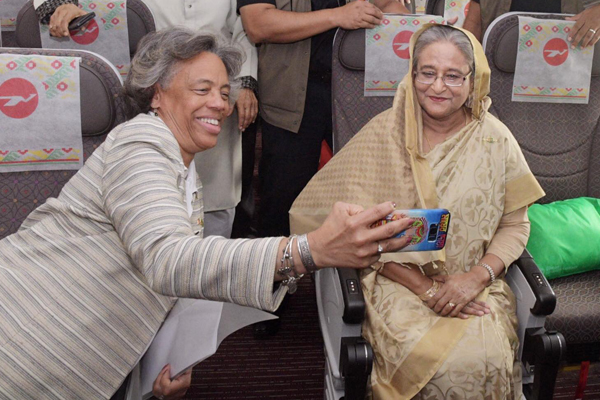 শেখ হাসিনার সঙ্গে সেলফি তুললেন বার্নিকাট