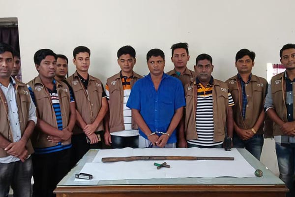 লক্ষ্মীপুরে অস্ত্র-গুলিসহ শীর্ষ সন্ত্রাসী গ্রেফতার 

