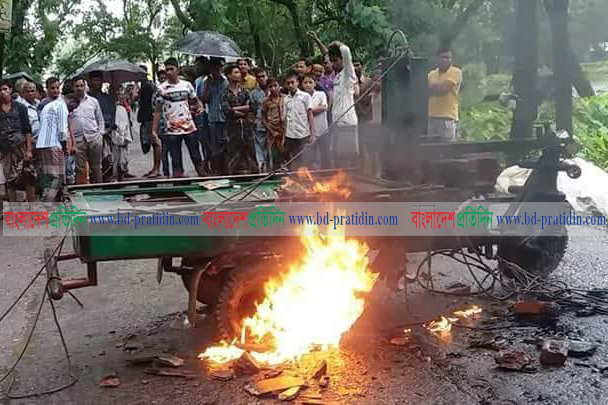 হাতিয়ায় সড়ক দুর্ঘটনায় ৪ শিক্ষার্থী আহত, অগ্নিসংযোগ
