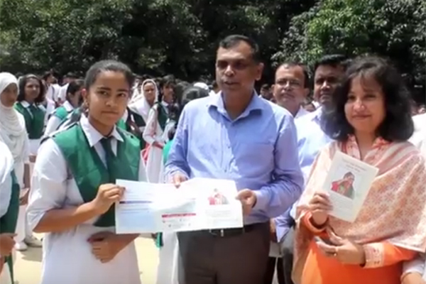 সড়ক নিরাপত্তায় চাঁপাইনবাবগঞ্জে সচেতনতামূলক লিফলেট বিতরণ