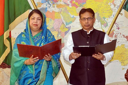 শপথ নিলেন সালাম মুর্শেদী