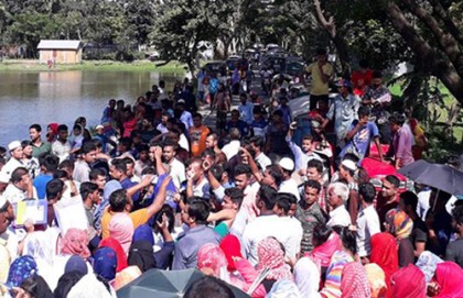 পরীক্ষা হলে সন্ত্রাসীদের হামলায় দুই শিক্ষার্থী আহত, সড়ক অবরোধ