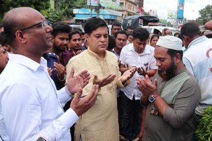 চুয়াডাঙ্গায় সড়কবাতি স্থাপন করলেন উপ-মন্ত্রী জ্যাকব