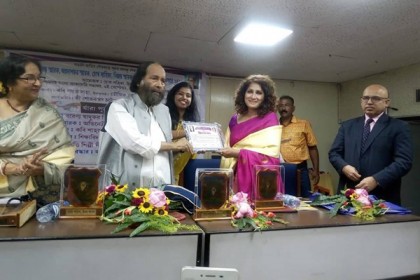 কলকাতায় 'চোখ সাহিত্য পুরস্কার' পেলেন সামিয়া রহমান