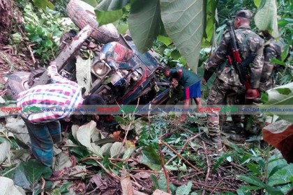 লামায় জিপ উল্টে একই স্কুলের ১৭ জন আহত