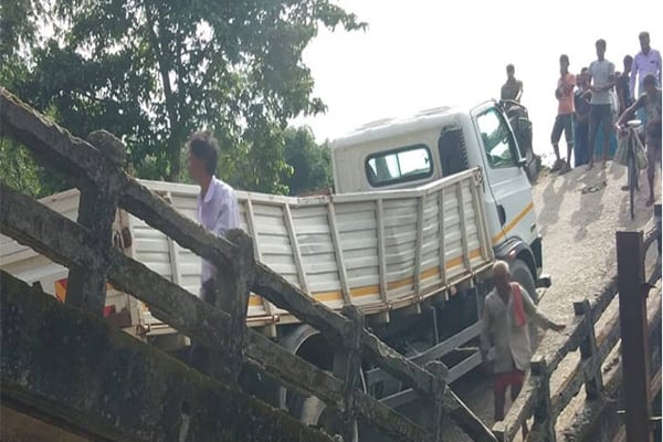 কলকাতার পর এবার শিলিগুড়িতে ভেঙে পড়ল সেতু