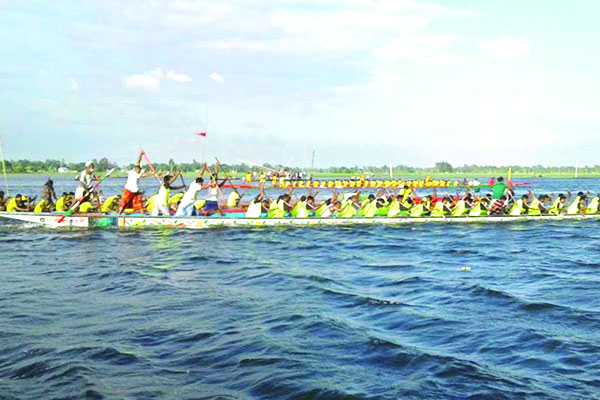 বাসাইলে ঐতিহ্যবাহী নৌকাবাইচ