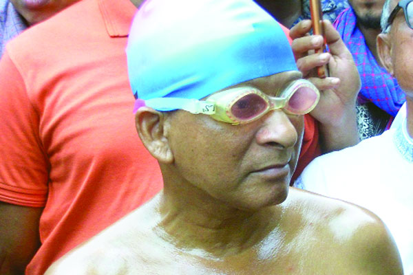 সাঁতারে বিশ্বরেকর্ড গড়লেন ক্ষিতীন্দ্র