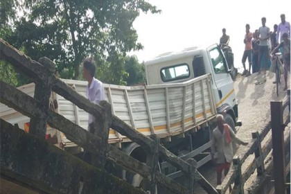 কলকাতার পর এবার শিলিগুড়িতে ভেঙে পড়ল সেতু