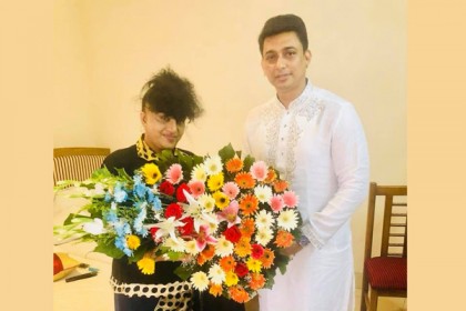 শিল্পী সমিতির আমন্ত্রণে অঞ্জু ঘোষ এখন ঢাকায়