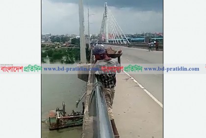 কর্ণফুলী সেতুর আবর্জনা নদীতে!