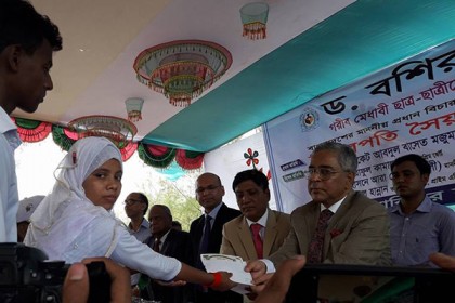 সার্টিফিকেট নির্ভর নয়, আলোকিত মানুষ হওয়ার শিক্ষা নিতে হবে : প্রধান বিচারপতি
