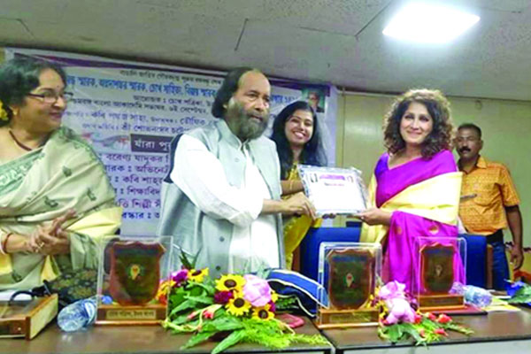 কলকাতায় ‘চোখ সাহিত্য পুরস্কার’ পেলেন সামিয়া রহমান