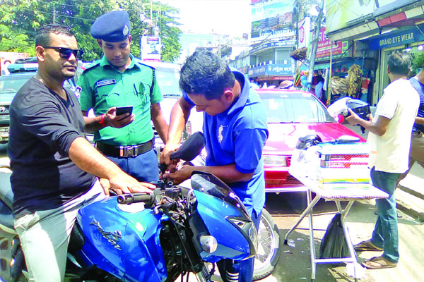 চালকদের সচেতন করতে পুলিশের হেলমেট বিক্রি