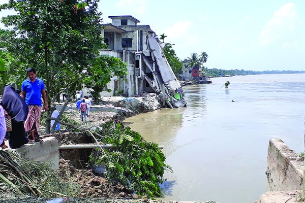 নদী ভাঙনে দিশাহারা মানুষ