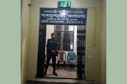 কেন্দ্রীয় খাদ্যগুদামে র‌্যাবের অভিযানে চাল-আটাসহ ট্রাক জব্দ
