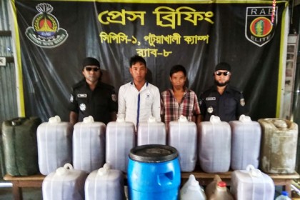 কলাপাড়ায় ৪৪২ লিটার মদসহ ২ রাখাইন ব্যবসায়ী আটক  