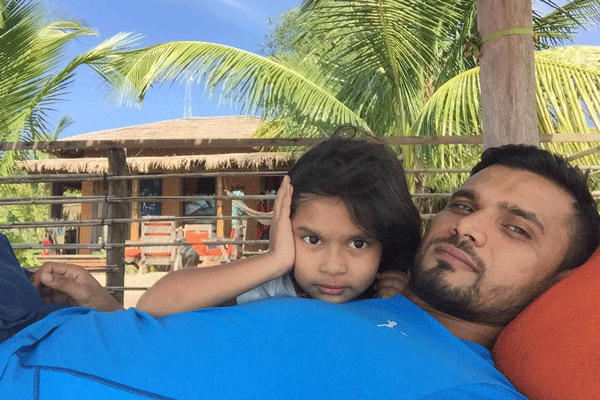 এশিয়া কাপ মিশনে বাবা; পথ আগলে ম্যাশ কন্যা (ভিডিও)