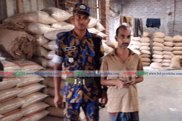 বগুড়ায় পাটের বস্তার পরিবর্তে প্লাস্টিকের বস্তা ব্যবহার করায় জরিমানা