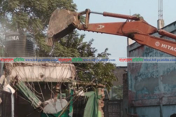 বড়াইগ্রামে মহাসড়ক সংলগ্ন অবৈধ স্থাপনা উচ্ছেদ