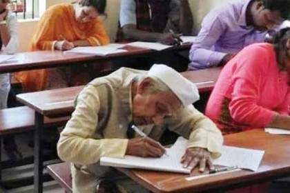 ৮৯ বছর বয়সেও পরীক্ষার হলে এই স্বাধীনতা সংগ্রামী