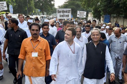 শুধু ডাক দিয়েই ক্ষান্ত নন, রাজপথেও রাহুল গান্ধী