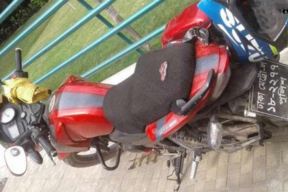 উল্টো পথে সার্জেন্টের মোটরসাইকেল, ধাক্কায় আহত যুবক 