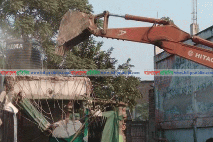 বড়াইগ্রামে মহাসড়ক সংলগ্ন অবৈধ স্থাপনা উচ্ছেদ