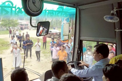 বাস চালিয়ে উদ্বোধন করলেন কুবি উপাচার্য