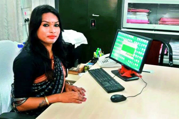 প্রেমিককে বিয়ে করতে চান তৃতীয় লিঙ্গের আমলা!