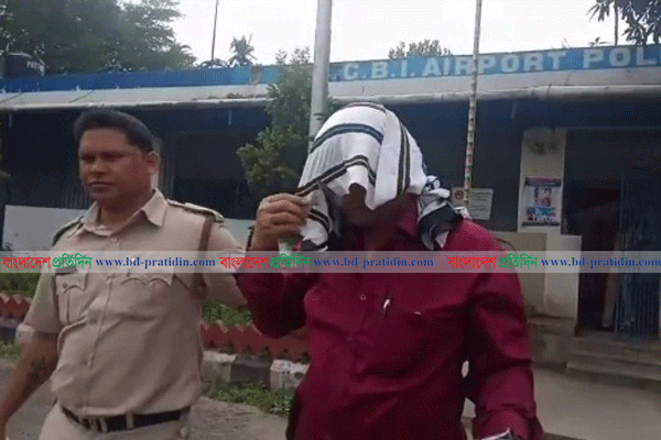 কলকাতা বিমানবন্দরে অস্ত্র-গুলিসহ বাংলাদেশি আটক