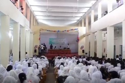 চাঁপাইনবাবগঞ্জে ৫ শিক্ষা প্রতিষ্ঠানে 'জঙ্গিবাদ বিরোধী' চলচ্চিত্র প্রদর্শনীর উদ্বোধন

