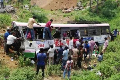 তেলেঙ্গানায় নিয়ন্ত্রণ হারিয়ে বাস খাদে, নিহত ৪৩