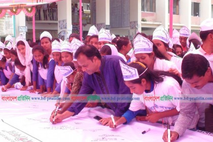 গোপালগঞ্জে মাদকবিরোধী র‌্যালি ও গণস্বাক্ষর কর্মসূচি
