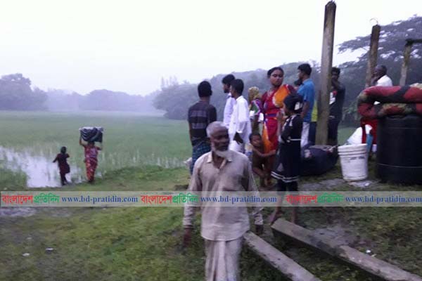 হামলার পর বেদে পরিবারগুলো খোলা আকাশের নিচে, এলাকা ছাড়ছে অনেকে