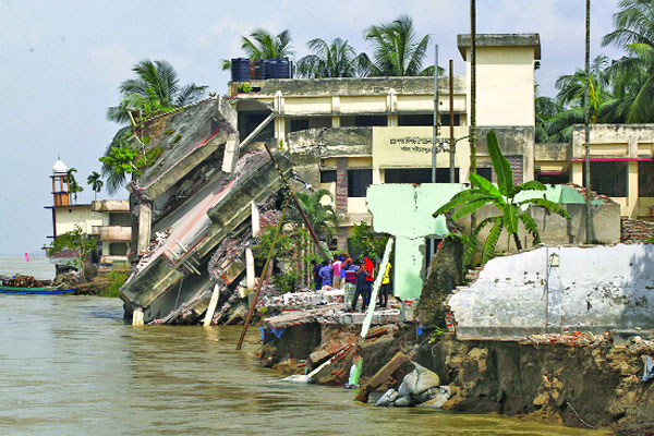 হাসপাতালের অর্ধেক বিলীন, আতঙ্ক