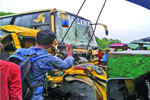 বাস-লেগুনা সংঘর্ষে গেল সাত প্রাণ