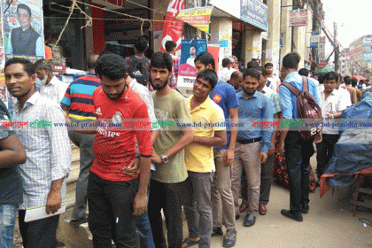 বাস নয়, ফুটওভার ব্রিজে ওঠার লাইন এটি