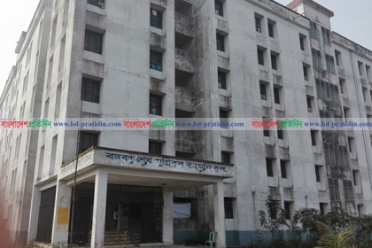 অবৈধ শিক্ষার্থীদের কারণে বেরোবির হলে বাড়ছে সিট সংকট