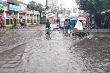 মাত্র ১৮ মিলিমিটার বৃষ্টিতে তলিয়ে গেল খুলনা
