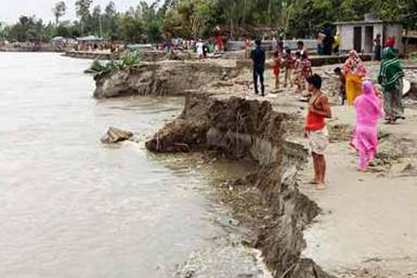 মেঘনার ভয়াবহ ভাঙন, রায়পুরে ৩’শ ঘরবাড়ি নদীগর্ভে বিলীন