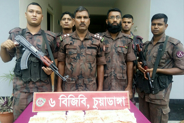 চুয়াডাঙ্গায় পাঁচ হাজার জোড়া কানের দুল জব্দ