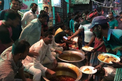 ভবঘুরে-ছিন্নমূলদের এক আত্মীয়ের গল্প  
