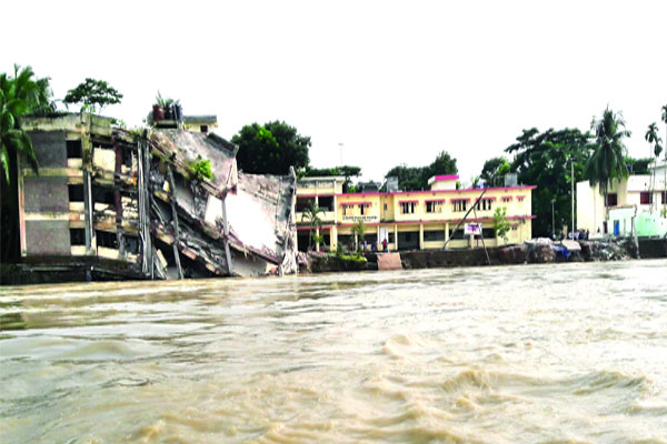 আগ্রাসী ভাঙনে সর্বস্বান্ত মানুষ