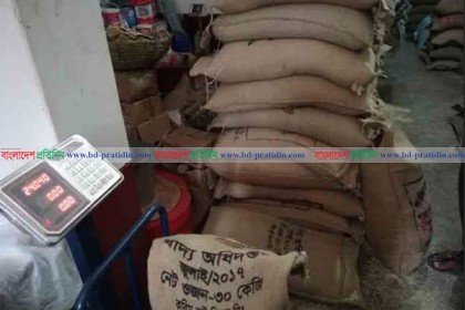 ১০ টাকার চালে প্রতারিত হতদরিদ্ররা, ৩০ কেজির বস্তায় ২৪ কেজি
