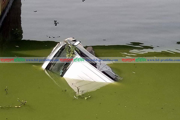 হাতিরঝিলে রেলিং ভেঙে লেকে পড়ল মাইক্রোবাস