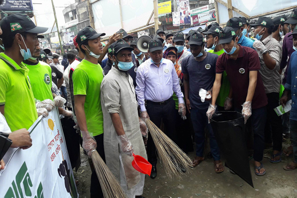 নোয়াখালীতে শিক্ষার্থীদের উদ্যোগে পরিষ্কার পরিচ্ছন্নতা অভিযান