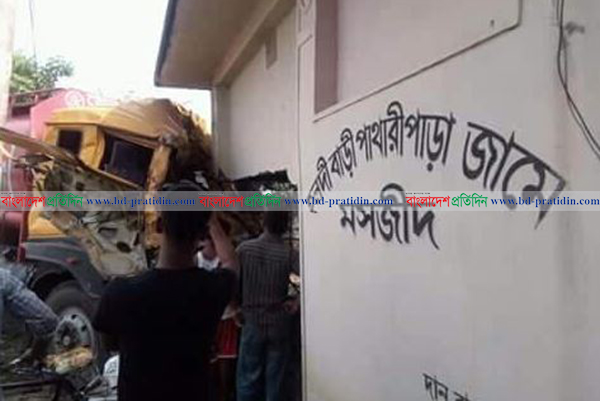 পার্বতীপুরে তেলবাহী লরি মসজিদে, আহত ২
