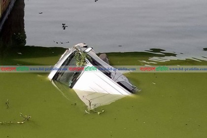 হাতিরঝিলে রেলিং ভেঙে লেকে পড়ল মাইক্রোবাস