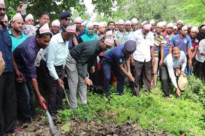 ঝোপঝাড় পরিষ্কার করলেন চুয়াডাঙ্গার ডিসি-এসপি